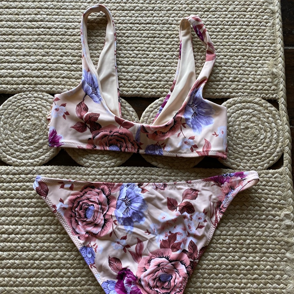 Tori Praver floral bikini - Picture 3 of 5